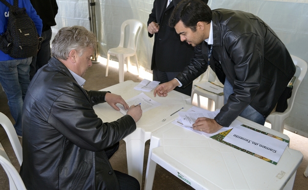 Máquinas - Assinatura do contrato