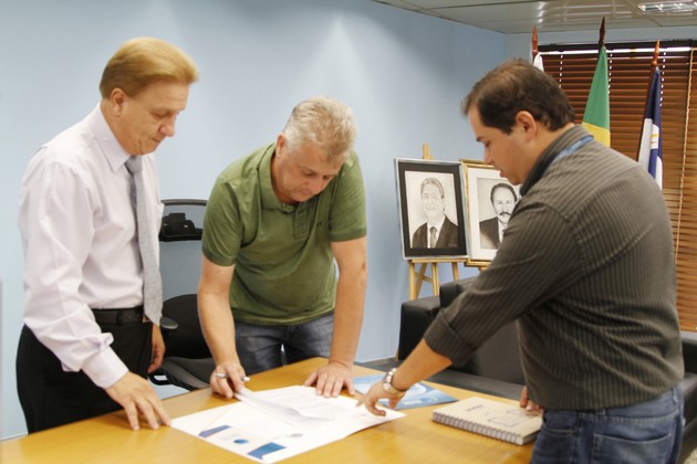 Diretor presidente da Celepar, Jacson recebe o prefeito de Campo