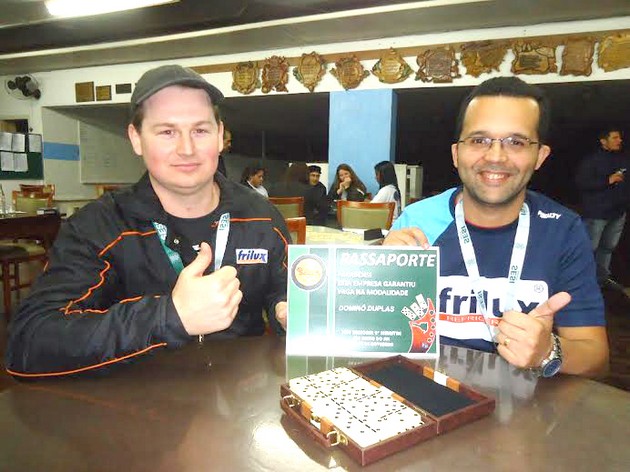 Frilux - dominó em duplas