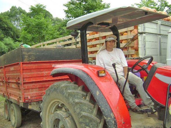 Agricultora trabalha ao lado do marido nas lavouras de abóbora