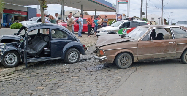 Corcel e Fusca colidem na Getúlio Vargas