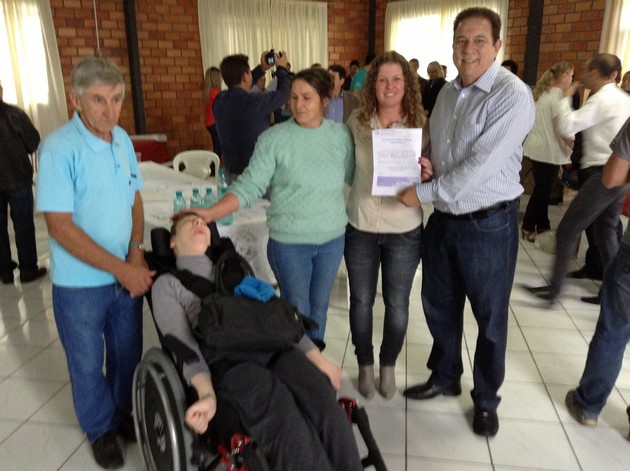 Família de Iracema é beneficiada com cadeira de rodas leito