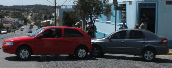 Prisma bate na traseira de Gol