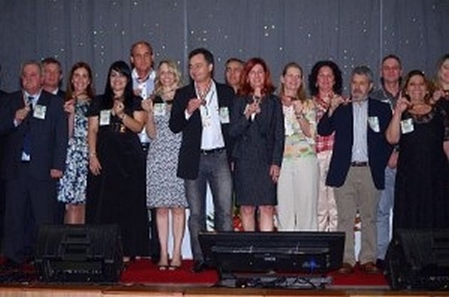 Enio com um grupo de funcionários premiados