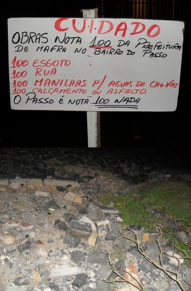 Moradores usam placa para protestar contra a prefeitura de Mafra