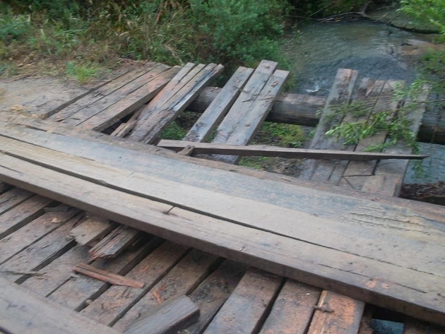 Moradora relata a falta de manutenção em ponte e estrada do interior de Mafra (1)