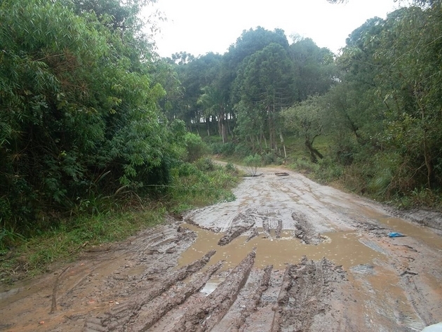Moradora relata a falta de manutenção em ponte e estrada do interior de Mafra (2)