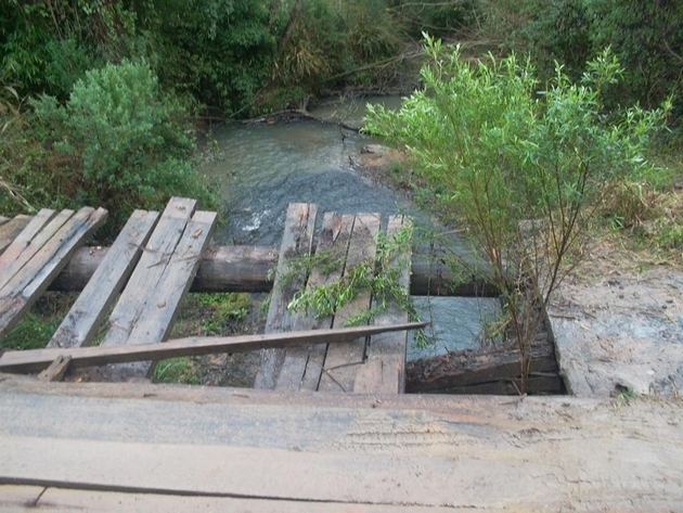 Moradora relata a falta de manutenção em ponte e estrada do interior de Mafra (3)
