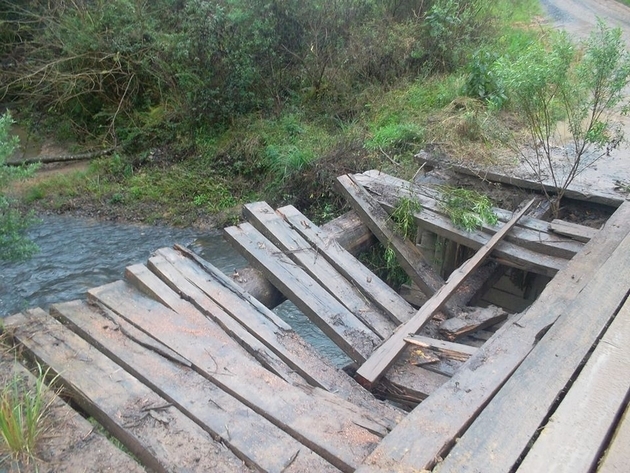 Moradora relata a falta de manutenção em ponte e estrada do interior de Mafra (4)