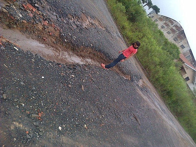 Morador mostra situação de rua do bairro Vila Nova (1)