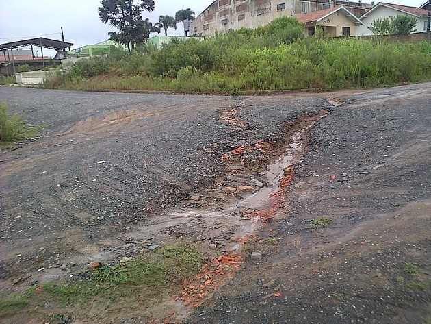Morador mostra situação de rua do bairro Vila Nova (2)