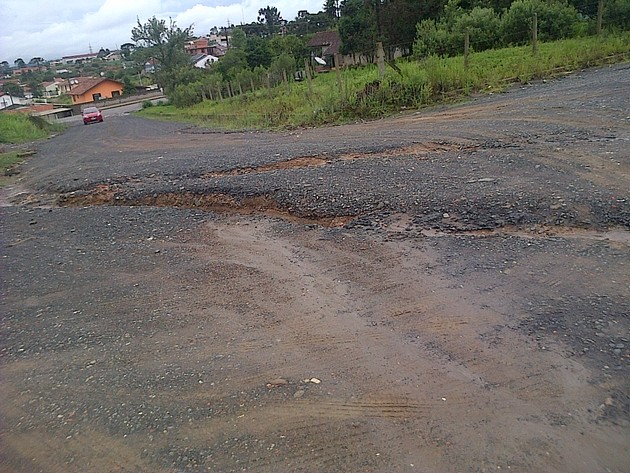 Morador mostra situação de rua do bairro Vila Nova (3)