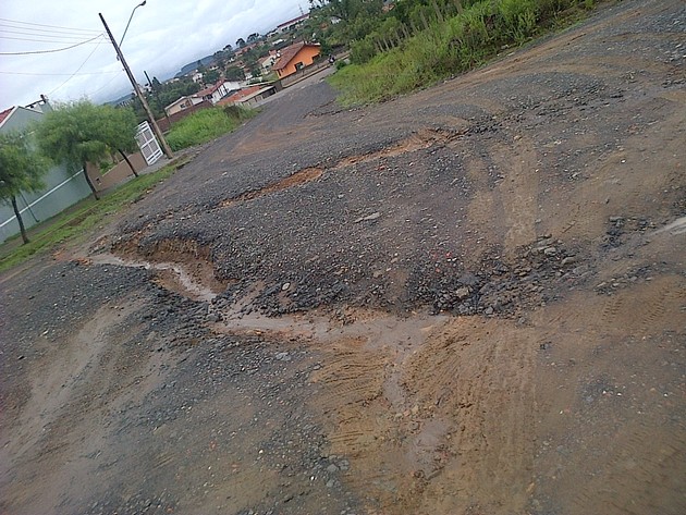Morador mostra situação de rua do bairro Vila Nova (4)