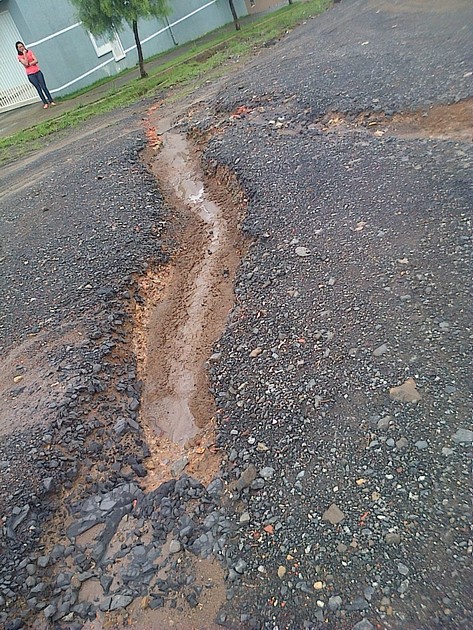 Morador mostra situação de rua do bairro Vila Nova (5)