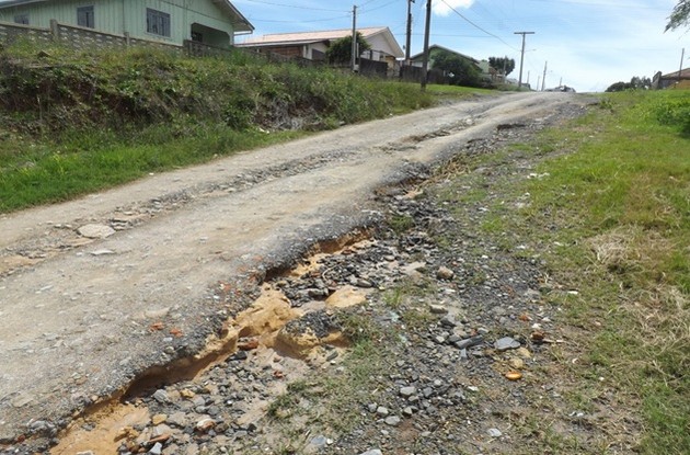 Morador mostra a situação de rua no bairro Jardim América  Notícia do