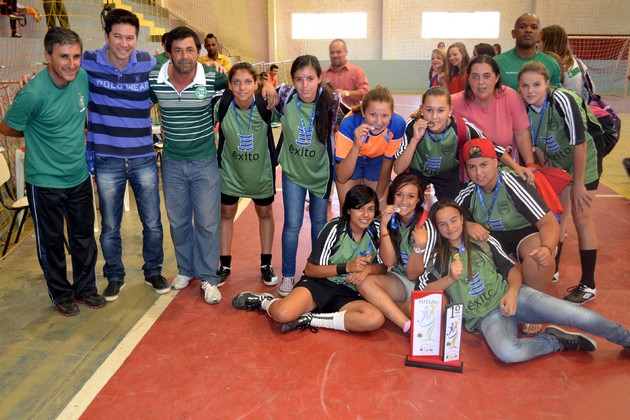 JEPS - Colégio Eleutério recebe o troféu de campeão no Futsal Feminino A