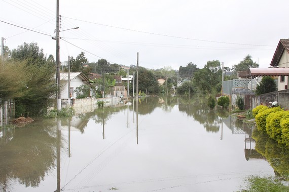 ENCHENTE - Rua Jorge Lacerda, proximo aos Ucraínos