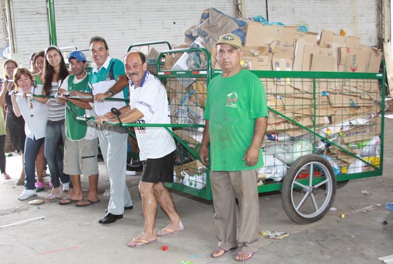 Secretario Ivan Dutra com associados da Recivida