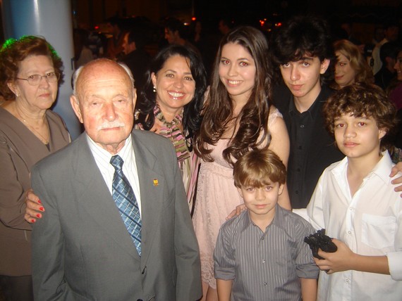 A familia com o expedicionario Aristides Saldanha, companheiro do Adir na segunda guerra. Ele participa do filme