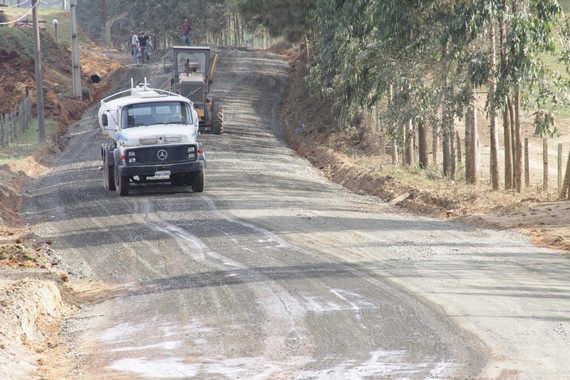 Preparacao para aplicacao do Con-Aid na estrada geral do Sao Lourenco