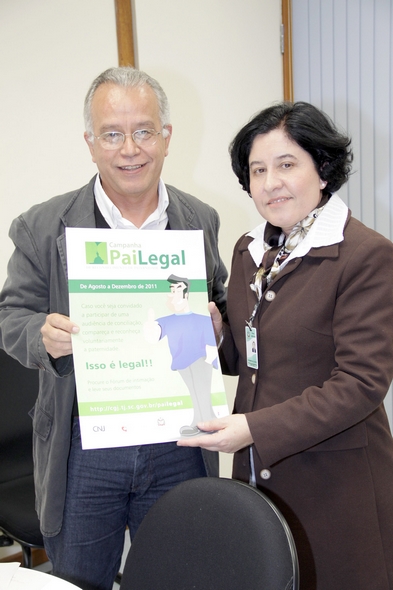 Entrega simbólica do material explicativo da Campanha Pai Legal