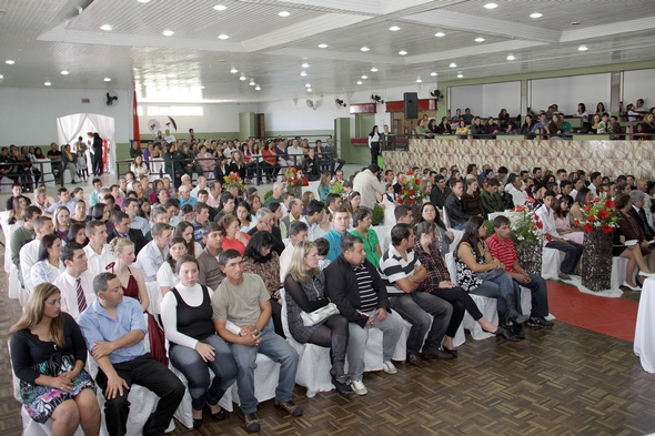 Casamento - Parentes e amigos prestigiam IV Casamento Comunitário