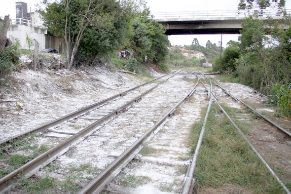 Soja derramada nos trilhos continua causando mau cheiro
