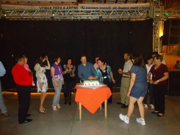 Diretoria e associados da ARPNE cantam o parabéns pela passagem dos 2 anos da Associação