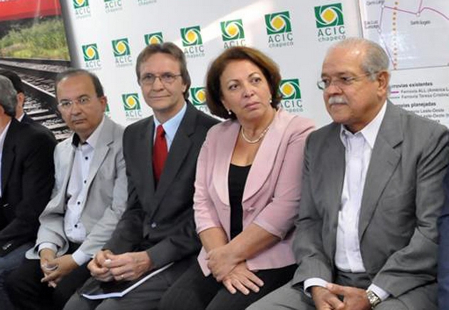 Ferrovias - Ministra Ideli assinou contrato da Ferrovia do Frango