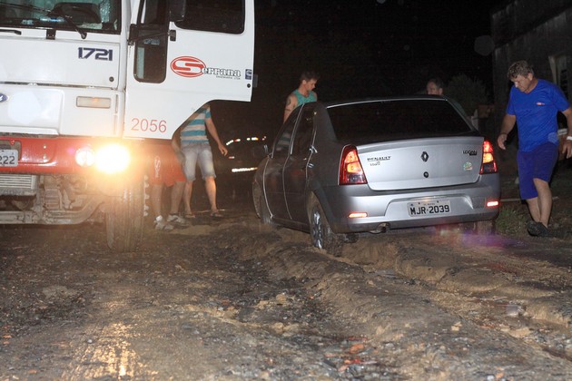 Rua - Carro encalhado