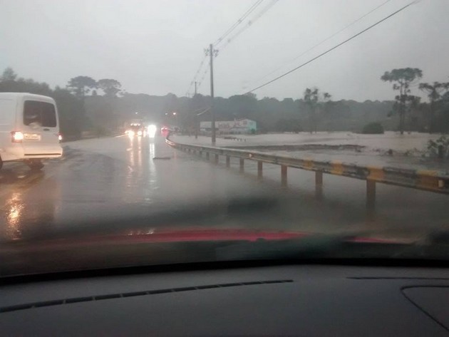 Alagamentos bloqueiam o trânsito em Mafra (Foto Charles Schoen e Camila Pettres)