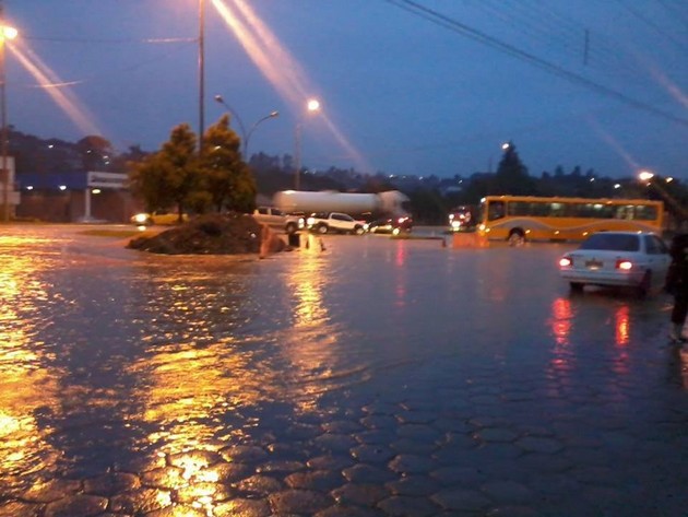 Alagamentos bloqueiam o trânsito em Mafra (Foto Janete Fischer)