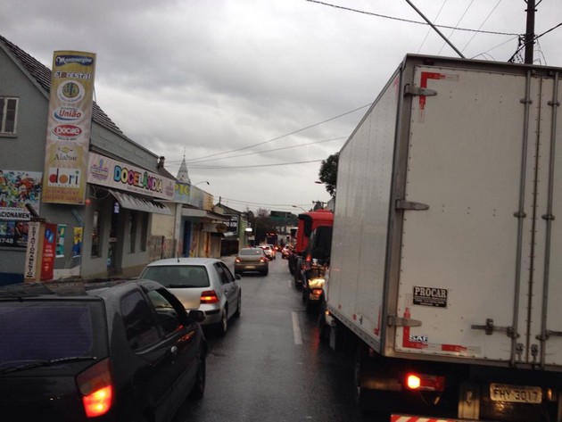 Trânsito fica congestionado em Riomafra