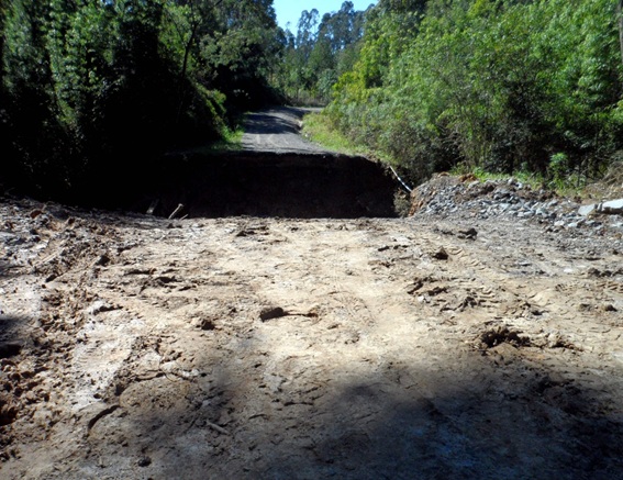 Moradores do Rio do Cedro também sofrem com queda de ponte e estradas intransitáveis (1)