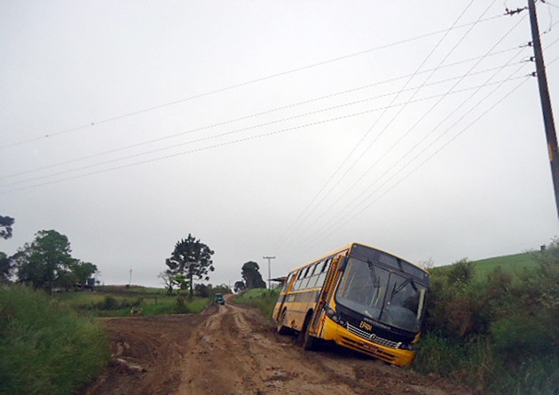 Caos nas vias e ônibus encalhados em estradas do Avencal de Cima (1)