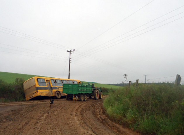 Caos nas vias e ônibus encalhados em estradas do Avencal de Cima (2)