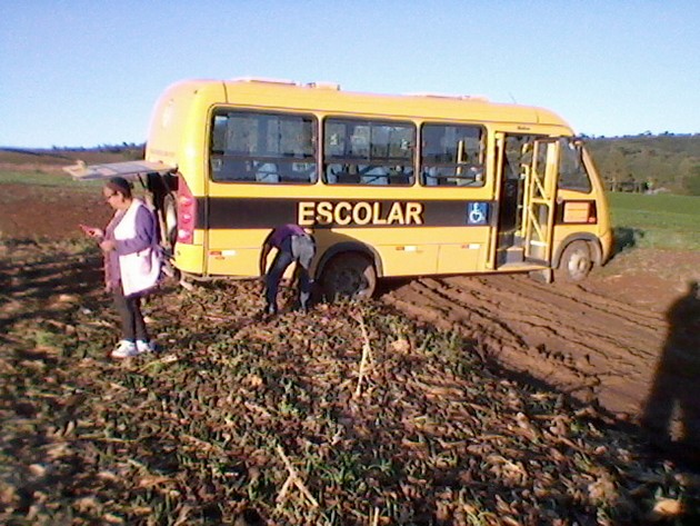 Caos nas vias e ônibus encalhados em estradas do Avencal de Cima (3)