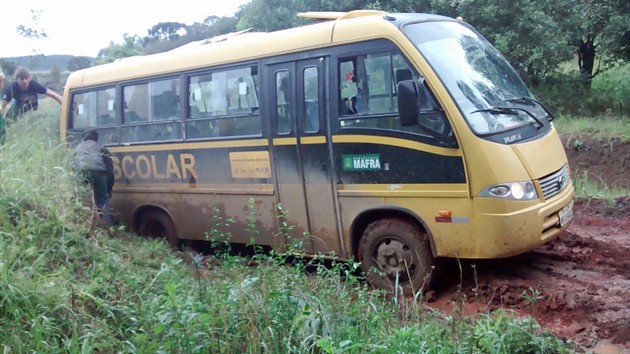Caos nas vias e ônibus encalhados em estradas do Avencal de Cima (4)