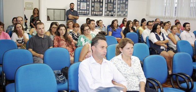 Secretário-2 - Vários professores acompanharam a sessão da última segunda-feira, pedindo apoio do legislativo
