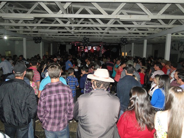 PJ - Salão 13 de Maio ficou lotado em baile sem bebida alcoólica