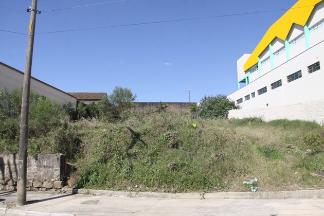 Terreno baldio ao lado do ginásio Wilson Buch