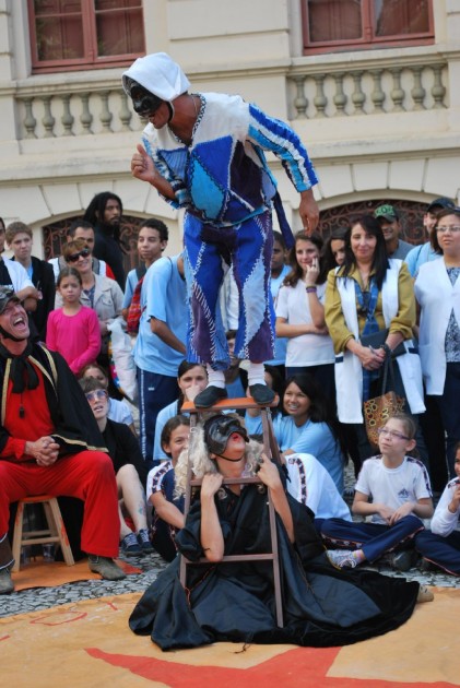 Cena-da-Peça-As-Espertezas-do-Arlequim-Foto-Divulgação-421x630