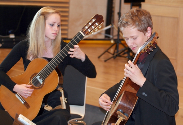 Rio Negro recebe dupla de violonistas “Kaiser-Schmidt Gitarren”