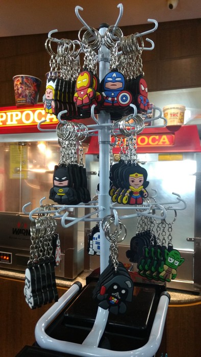 Chaveiros de personagens do cinema à venda no Cineplus Emacite