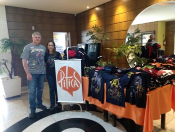 Venda de camisas dos Vingadores no Cineplus Emacite