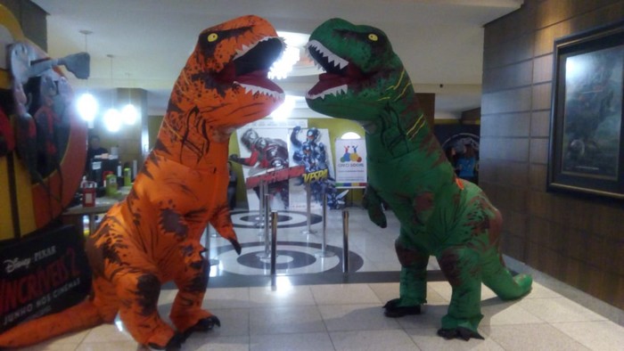 Dinossauros do Circo Social invadiram o Cineplus Emacite neste sábado (1)