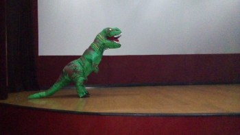 Dinossauros do Circo Social invadiram o Cineplus Emacite neste sábado (3)