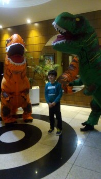 Dinossauros do Circo Social invadiram o Cineplus Emacite neste sábado (4)