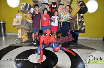 Homem-Aranha visita o Cineplus Emacite; público pode tirar fotos a vontade (11)
