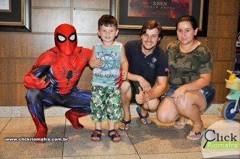Homem-Aranha visita o Cineplus Emacite; público pode tirar fotos a vontade (13)